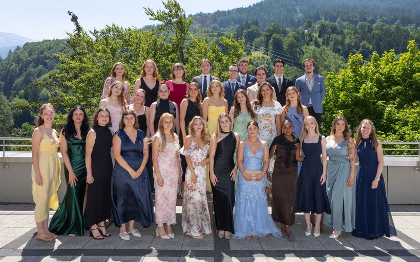 Die 30 frisch diplomierten Hotel-Kommunikationsfachleute EFZ der EHL Hotelfachschule Passugg.