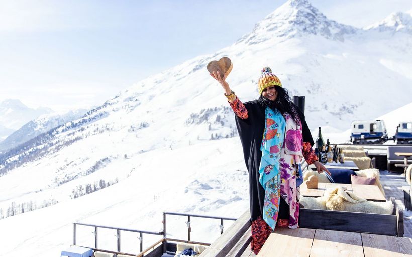 Najat Kaanache in den weissen Engadiner Bergen. .