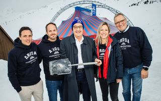 Pascal Jenny, Präsident Arosa Tourismus, Tourismusdirektor Roland Schuler, Bundesrat Guy Parmelin, Vizedirektorin Marion Schmitz und Frank Baumann posieren mit der «Humorschaufel».