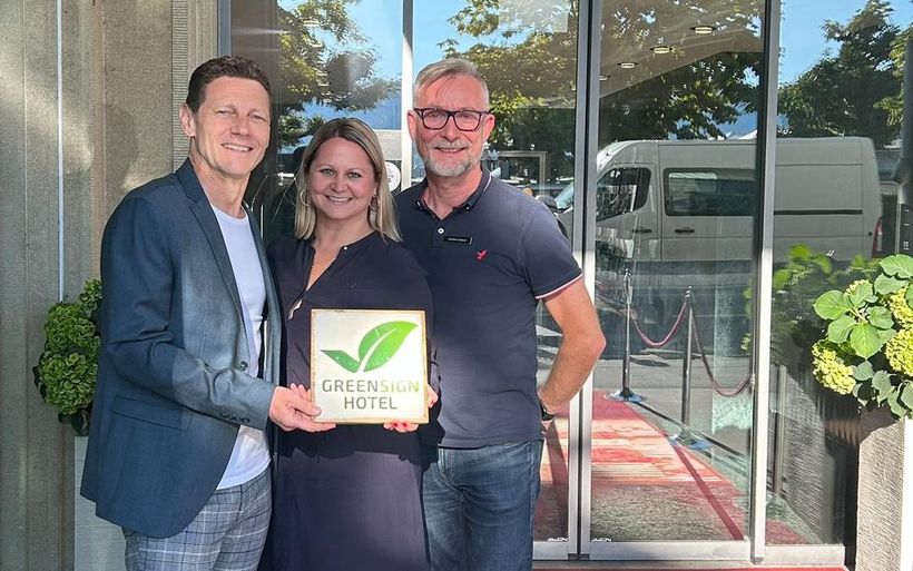Die «Greensign»-Zertifikatsübergabe mit Frank Hörl, «Greensign»-Auditor, Leonie Neberich, Hoteldirektorin Ameron Zürich Bellerive au Lac, und Thomas Knigge, Area Facility Manager der Ameron Collection Schweiz (v.l.)
