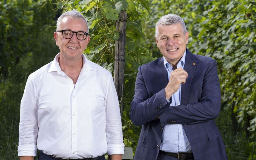 Martin Hubacher, «Berner Winzer des Jahres 2025», mit Regierungsrat Christoph Ammann (v.l.)