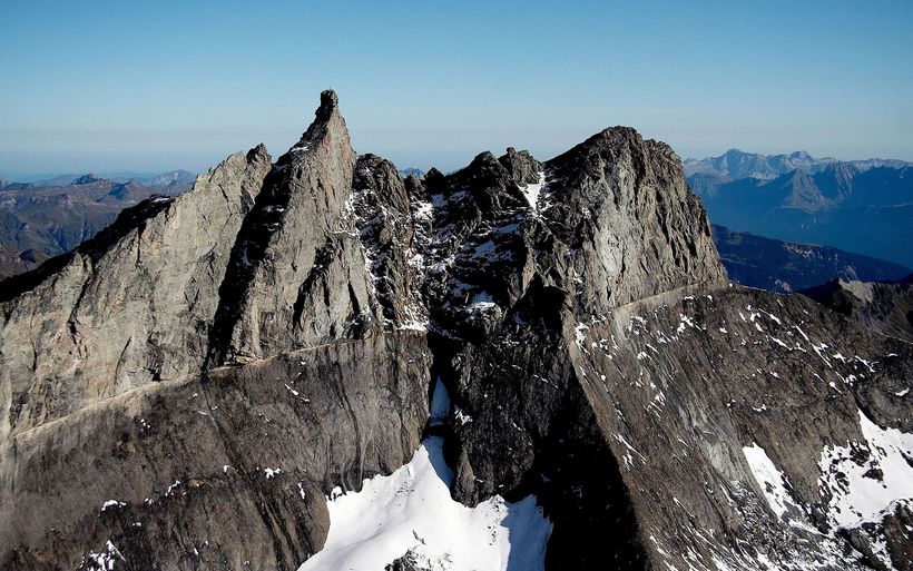 Der zweigeteilten Piz Sardona: Die Kerbe trennt das 250 bis 300 Millionen Jahre alte Verrucanogestein vom 35 bis 50 Millionen Jahre alten Flyschgestein