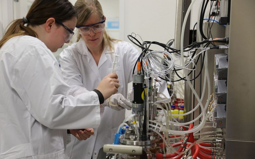 Zwei Frauen hantieren mit Laborinsturmenten.