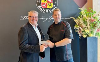Ralph Polligkeit, Director of Golf & Sports und Chef de Cuisine Michael Pilman freuen sich über die Auszeichnung. 