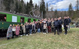 Nostalgischer Zug und Gruppe Menschen