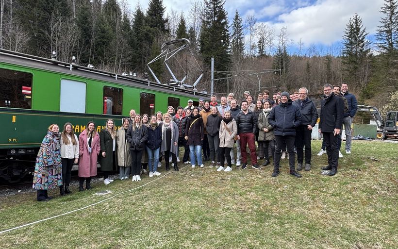 Nostalgischer Zug und Gruppe Menschen