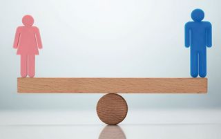 Femme et homme sur une balance