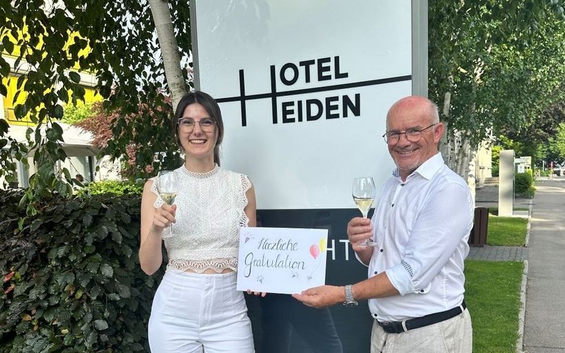Die Siegerin des Ideenwettbewerbs, Maria Näf, zusammen mit Köbi Frei, Verwaltungsratspräsident der Hotel Heiden AG