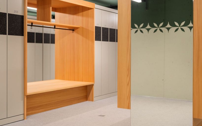 Im grossen Skiraum hat es belüftete Spinte.