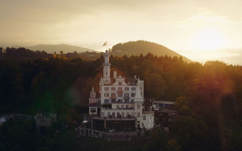 Schlosshotel vor Sonnenuntergang