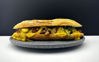 Planted Philly Cheesesteak Sandwich mit planted.steak, Peperoni, Champignons, Zwiebeln, Jalapenos und veganer Käsesauce 