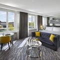 Les tons estivaux et les matériaux locaux de la nouvelle suite Deluxe du Mandarin Oriental, à Genève.