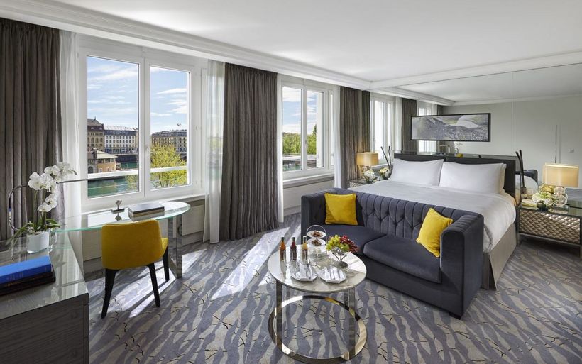 Les tons estivaux et les matériaux locaux de la nouvelle suite Deluxe du Mandarin Oriental, à Genève.