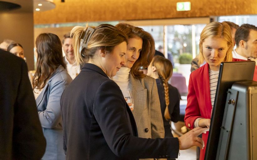 Gäste am Lobby Kiosk