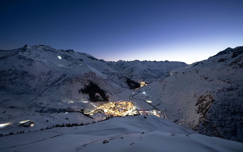 Andermatt Ursern Tal im Winter bei Dämmerung
