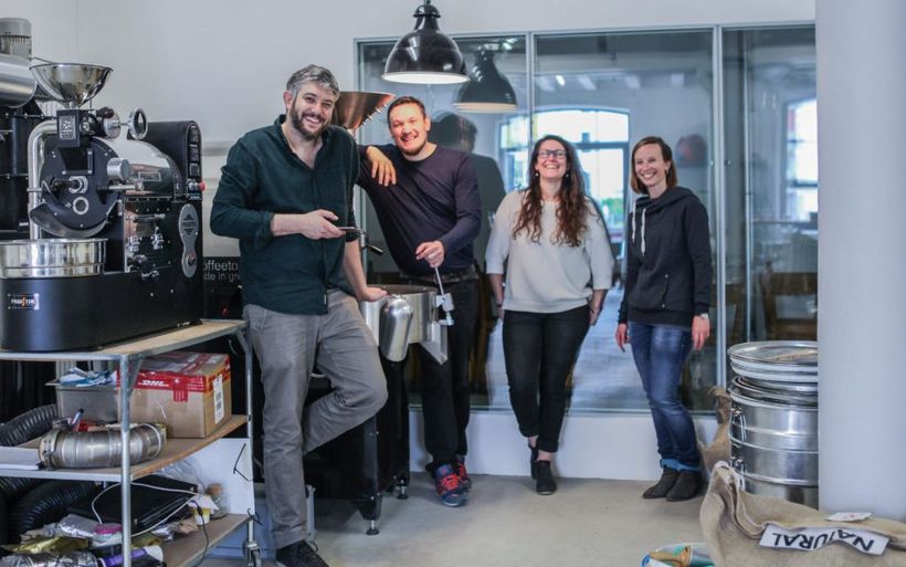 Reto Häner (2.v.l.) wird die Rösterei weiterhin als Geschäftsführer prägen und gestalten.