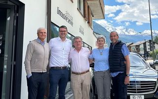 Christian Meier, Stoked Group, Mario Würsch und Fredi Daumüller, Bucher Travel Inc., Doris und Beat Lauber, bisherige Geschäftsführer Alphubel Limousine & Taxi Service (v.l.)