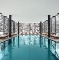 Schwimmbad im Glaskubus des Hotels Waldhaus in Flims.