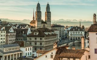 Zürcher Altstadt während dem Sonnenaufgang