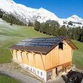 Ein grosser Teil der Photovoltaik-Anlagen im Solarprogramm der Schweizer Berghilfe wurde bislang auf Bergbauernhöfen realisiert.