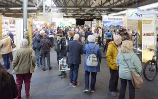 Personen an der Messe zum Jubiläum von Twerenbold Reisen