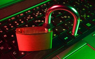 Geöffnetes Schloss auf einer Computer-Tastatur