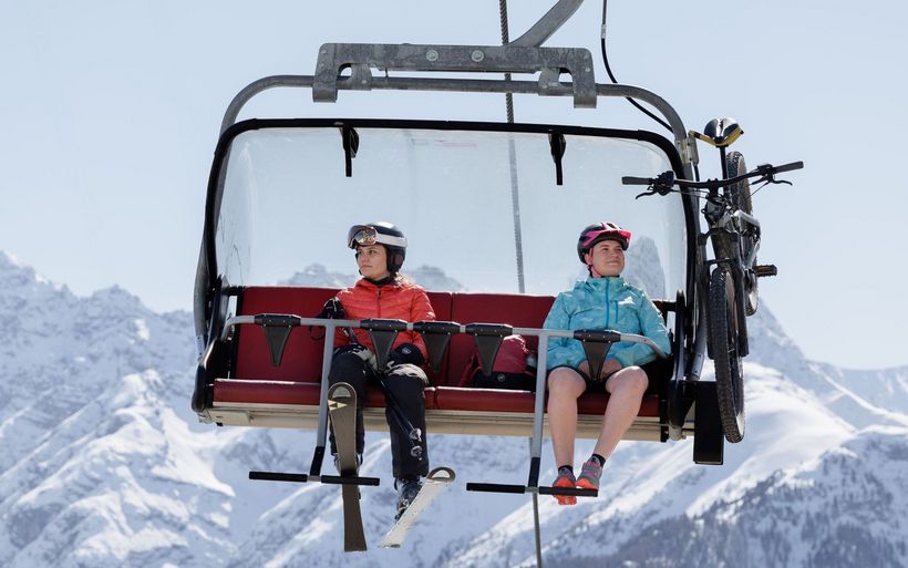 Zwei Jahreszeiten auf einem Sessellift