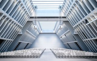 Grosser Saal für Kongresse mit futuristischer Architektur