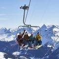 Menschen auf dem Skilift in der Region Arosa