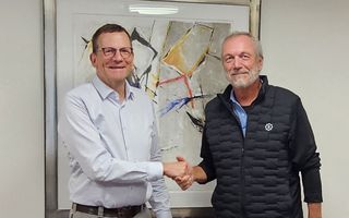 Felix Frei (l.) und Nick Senn bei der Beurkundung auf dem Grundbuchamt Valbella.