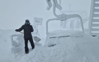 Brume et neige au sommet de Glacier 3000