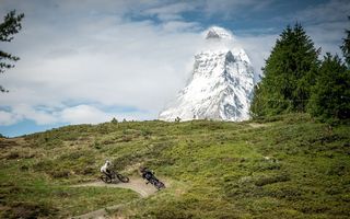 vététistes devant le Cervin