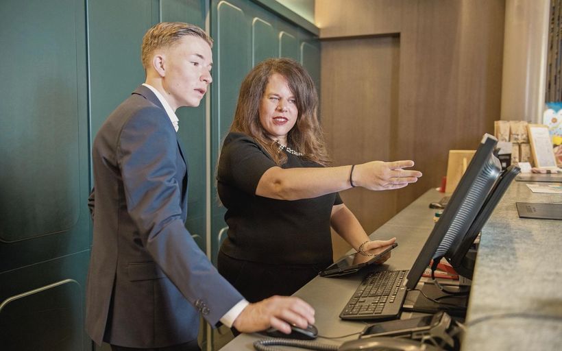Arlette Scheidegger, Bildungsverantwortliche des Hotel Continental Park Luzern, bespricht sie mit Louis Kirchhofer, Hotel-Kommunikationsfachmann.