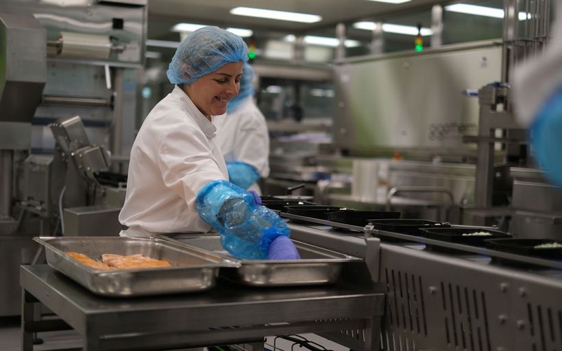 Effizient und hygienisch: Eine Mitarbeiterin beim Abpacken.