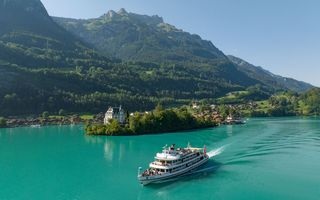 Schiff auf dem Brienzersee vor Iseltwald