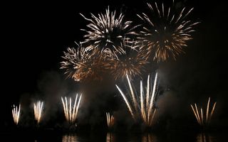 Ein Feuerwerk oberhalb eines Gewässers.