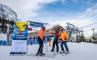 Wintersportler stehen vor Bahn an