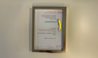 Auszeichnung Goldene Feder im goldenen Rahmen