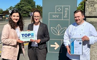 Bei der Übergabe der Auszeichung zum TOP-Ausbildungsbetrieb (v.l.): Janine Bolliger, HotellerieSuisse, Meret Balmer, Vize-Direktorin, und Marvin Zietlow, Küchenchef