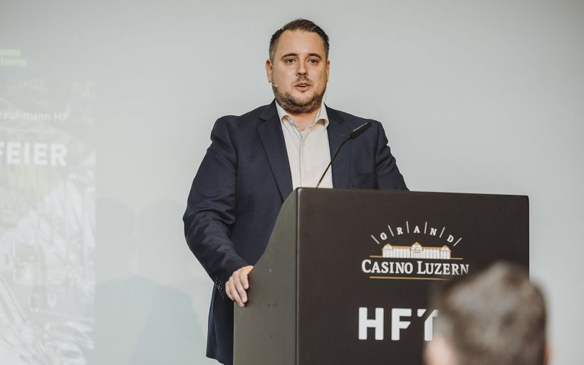 Sergio Roth an einem Rednerpult