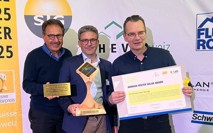 Preisübergabe in Genf: Erich Zahnd, EE3 GmbH, André Britschgi, Verwaltungsratspräsident der Stanserhorn Bahn, Daniel Marti, EE3 GmbH nehmen den Schweizer Solarpreis für die Plusenergie-«Remise» entgegen.