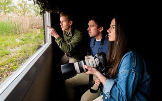 Hinter der Scheibe bleiben die Beobachtenden für die Tiere unsichtbar: Hoteleigener Foto-Hide.