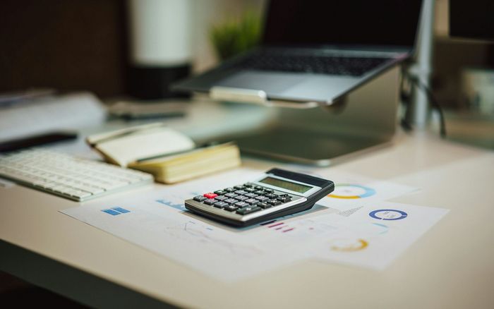 Calculatrice sur des documents financiers à un poste de travail