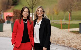 Myriam Schlatter und Brigitte Berger Kurzen posieren in einem Park.