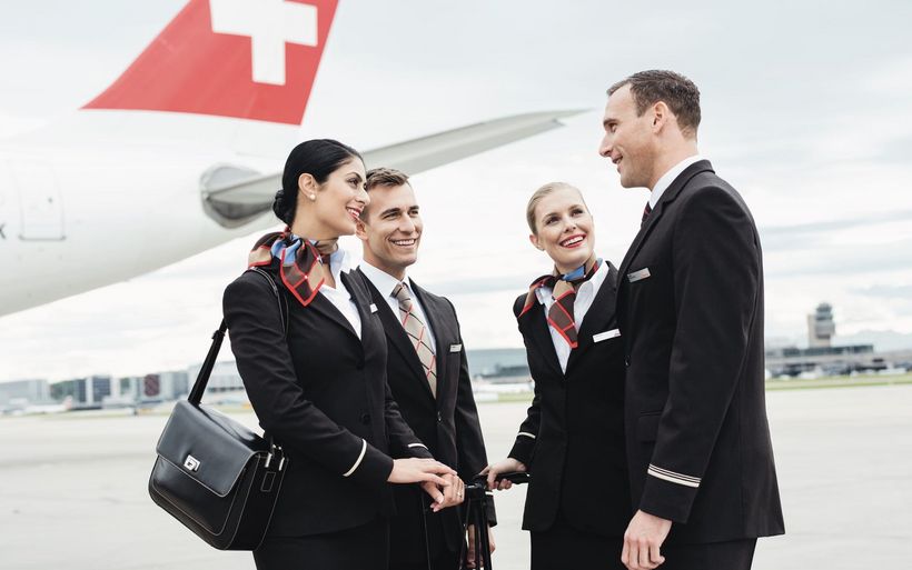 Cabincrew der Swiss vor einem Swiss-Flugzeug