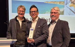 Oliver Grützner (Mitte), Leiter Tourismus&Freizeit TCS, mit der Auszeichnung; Raymond Eckl, 1. Vorsitzender CTJ (rechts), Thomas Nitsch, Geschäftsführer CTJ (links) Foto: Susanne Huber CTJ