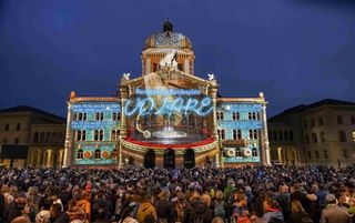 Lichtshow am Bundesplatz in Bern