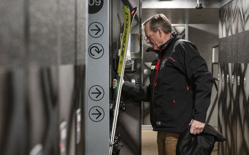 Mike Goar mit Skiausrüstung