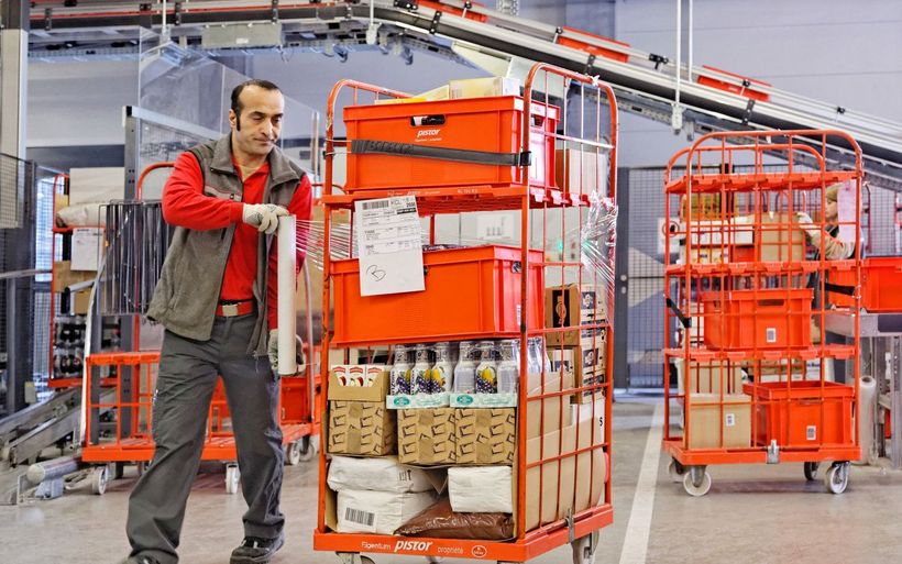 Mitarbeiter in der Warenkommissionierung von Pistor.