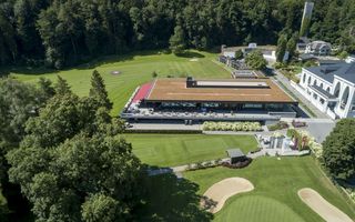 Goldplatz mit Restaurant Gladys